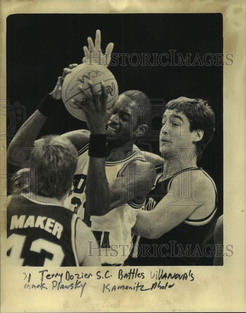 1986 Press Photo South Carolina basketball player Terry Dozier battles defenders- Historic Images