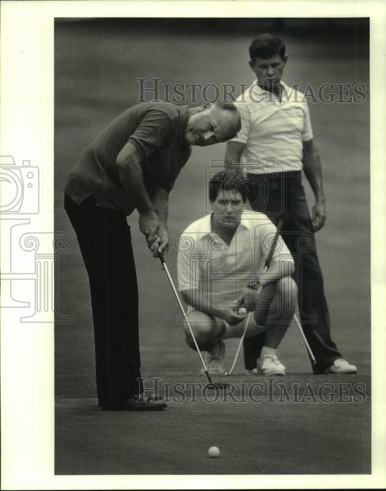 1988 Press Photo Golfer Dana Owen putts at Timberlane CC in Gretna, LA- Historic Images