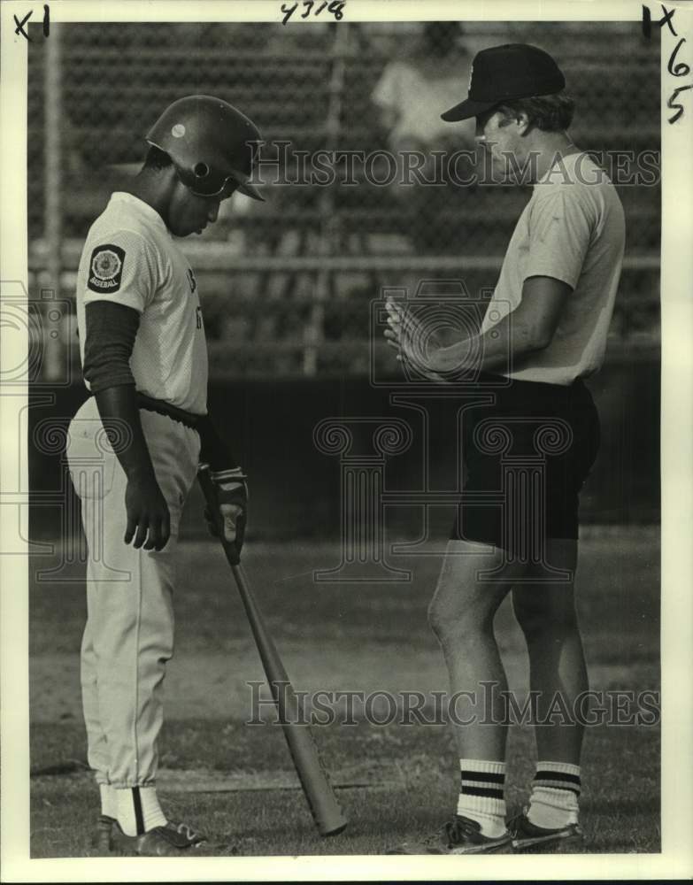 1982 Press Photo Labat Mobile Home baseball coach Johnny Owen talks with player- Historic Images