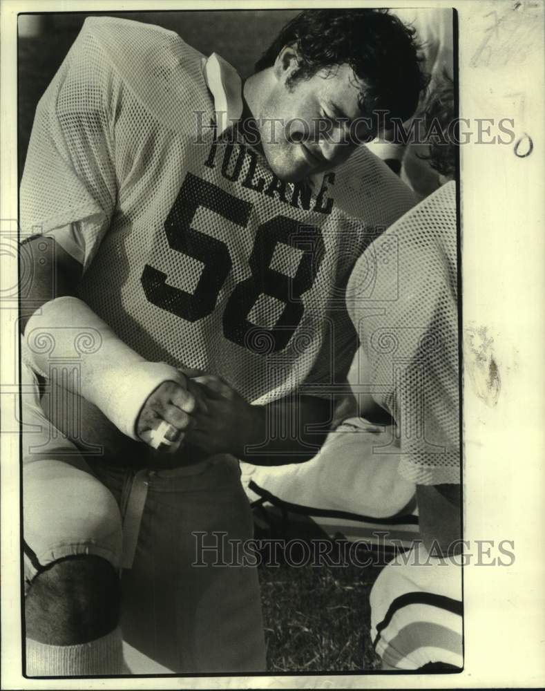 1981 Press Photo Tulane football player Frank Roberts holds his injured arm- Historic Images