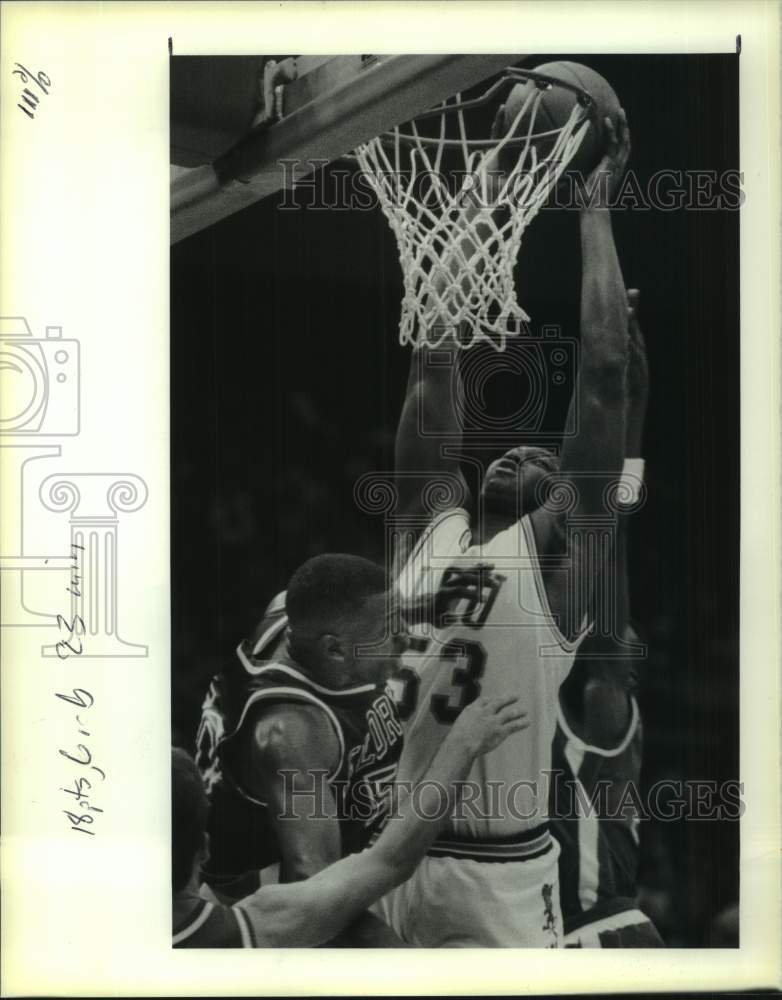 1990 Press Photo Basketball - LSU&#39;s Stanley Roberts &amp; Florida&#39;s Dwayne Davis- Historic Images