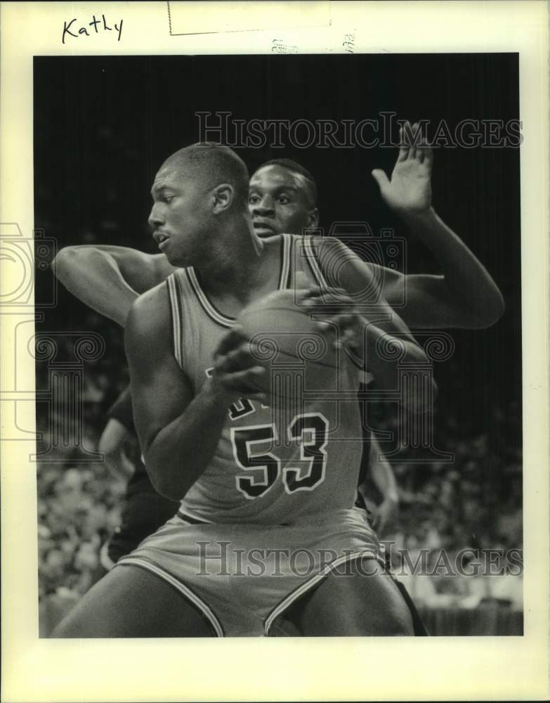 1990 Press Photo Basketball- LSU&#39;s Stanley Roberts &amp; Notre Dame&#39;s Keith Robinson- Historic Images