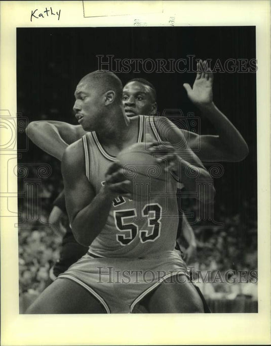 1990 Press Photo Basketball- LSU's Stanley Roberts & Notre Dame's Keith Robinson- Historic Images