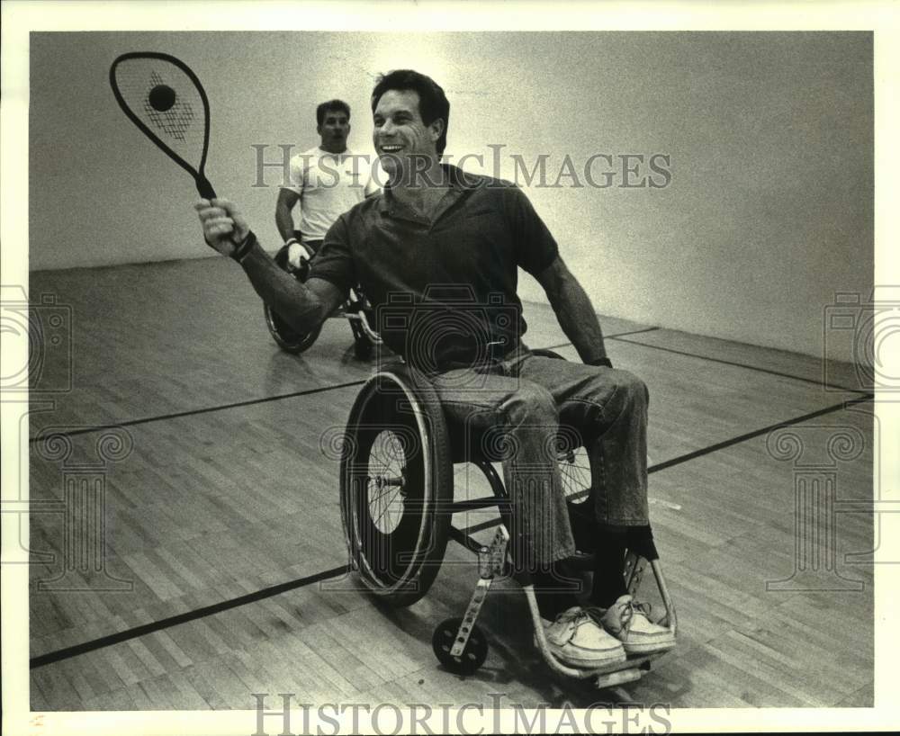 1986 Press Photo Chip Parmelly &amp; Danny Osborne Play Wheelchair Raquetball- Historic Images