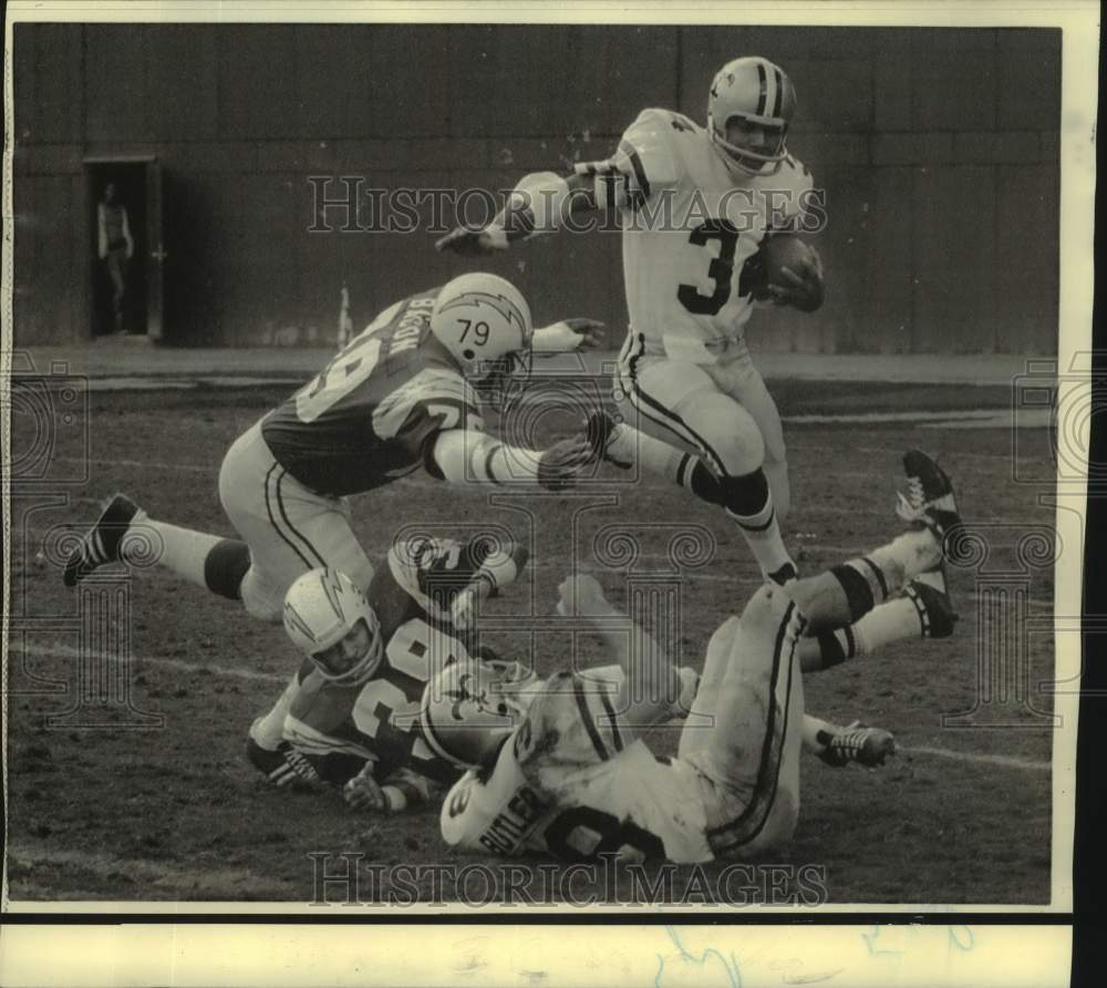 1973 Press Photo New Orleans Saints football player Jess Phillips runs in game- Historic Images