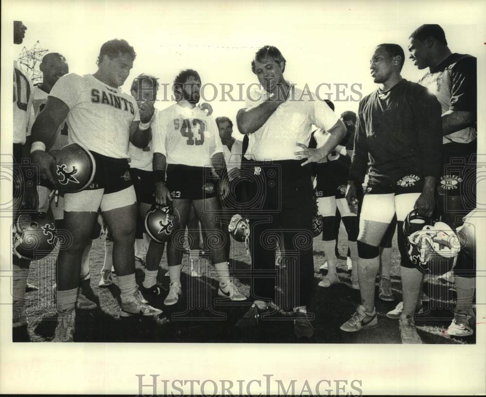 1985 Press Photo New Orleans Saints football coach Wade Phillips talks to player- Historic Images