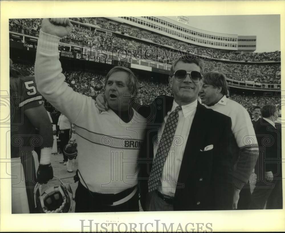 1990 Press Photo Denver Broncos football coach Wade Phillips celebrates AFC win- Historic Images