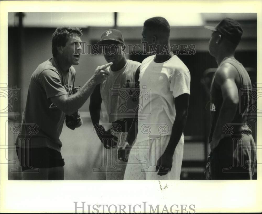 1991 Press Photo East St John baseball coach Johnny Owen talks with players- Historic Images
