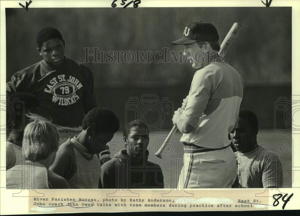 1982 Press Photo East St John baseball John Owen talks to players- Historic Images