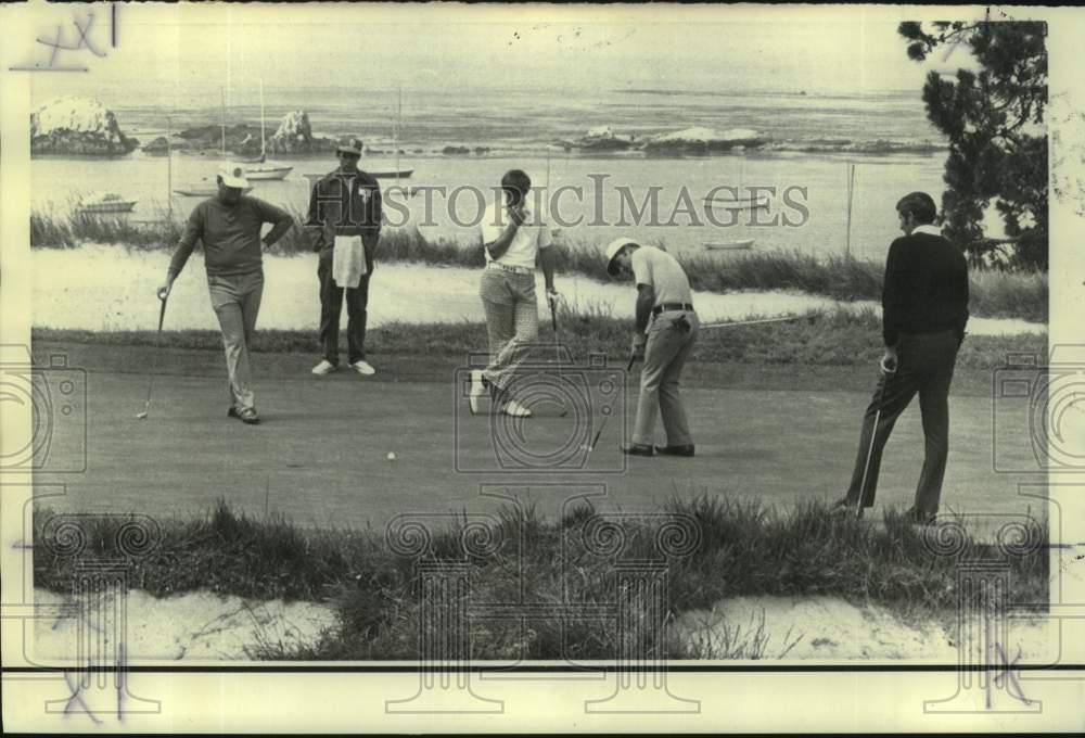 1972 Press Photo Golfer Gary Player knocks in a birdie putt at Pebble Beach- Historic Images