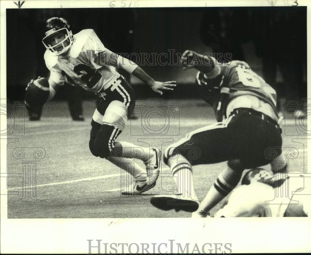 1980 Press Photo Football - Doug Quienalty, Barbe Quarterback in Action- Historic Images