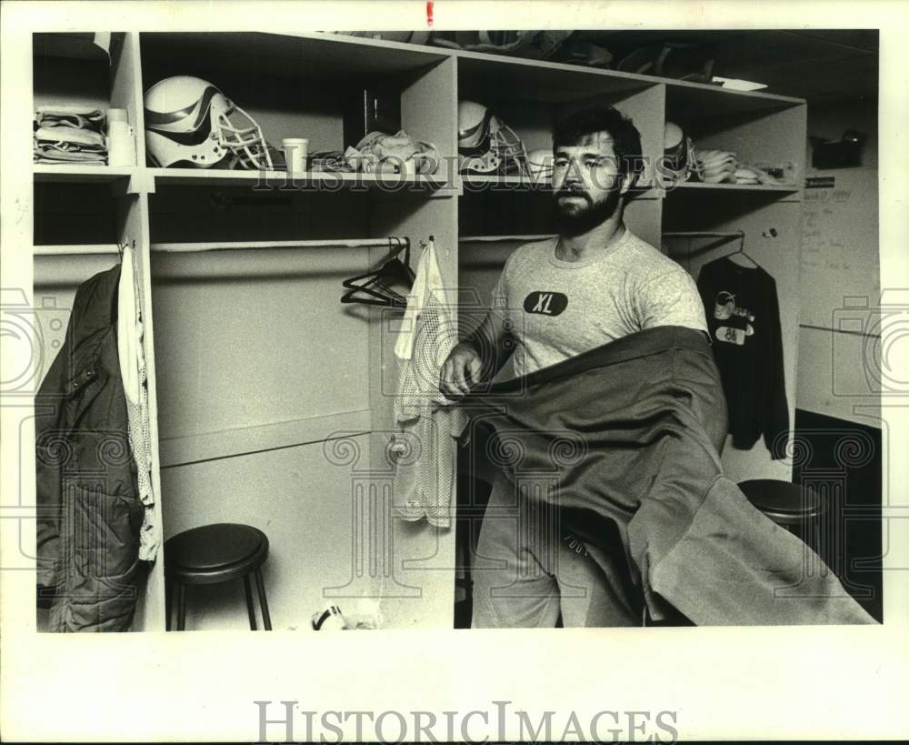 1984 Press Photo Football - Frank Roberts of the Breakers in Locker Room- Historic Images