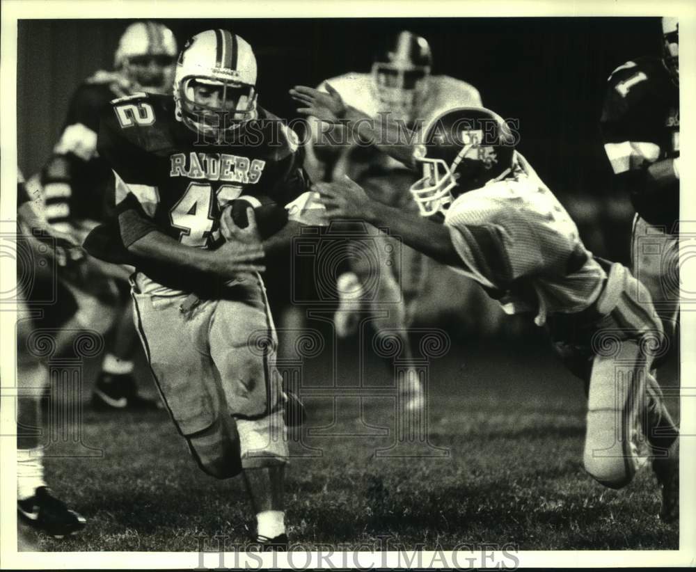 1987 Press Photo Rummel football player Stephen Rivera runs past Hammond defense- Historic Images