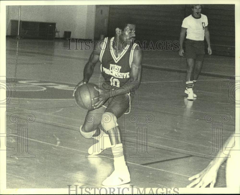 1978 Press Photo Larry Rivers of New Orleans Pro Basketball League looks to pass- Historic Images