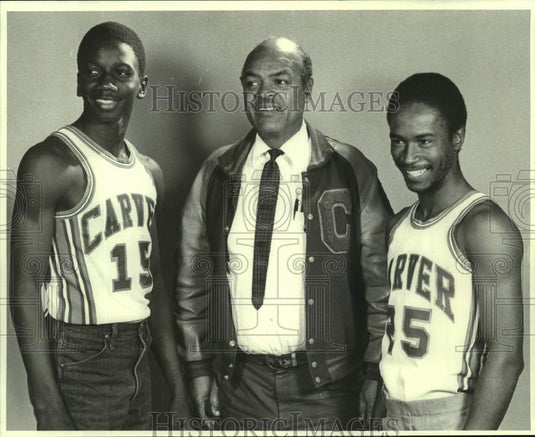 1981 Press Photo Carver basketball coach Tom Priestley poses with players- Historic Images
