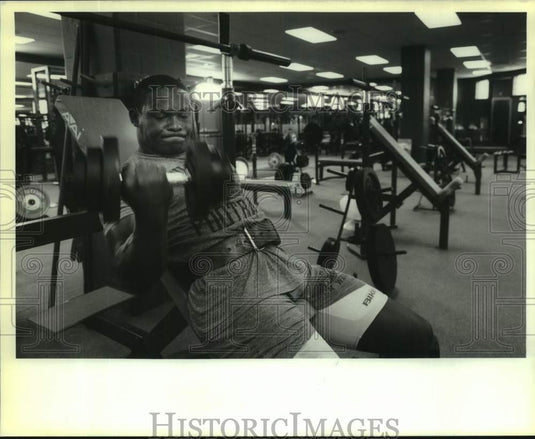 1989 Press Photo Tulane football cornerback Mitchell Price lifts weights- Historic Images
