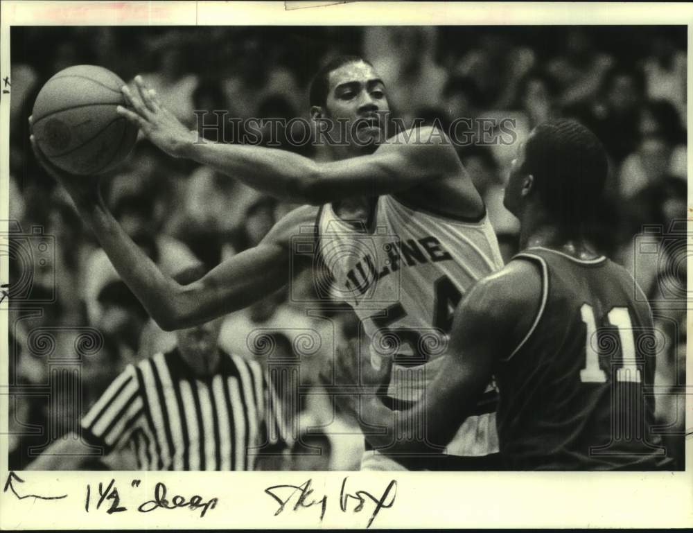 1985 Press Photo Tulane basketball player John Williams passes around defender- Historic Images