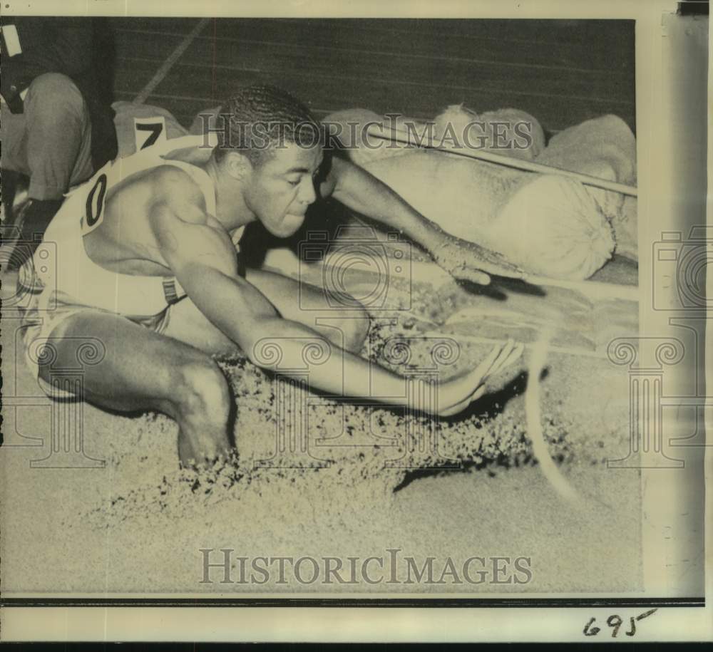 1968 Press Photo Jerry Proctor lands in the sand after long jump in NAIA meet- Historic Images