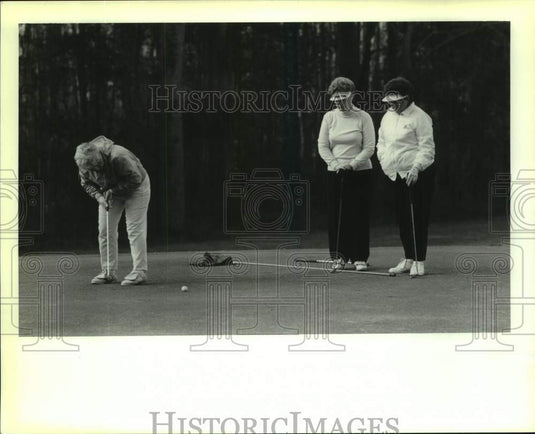 1989 Press Photo Golfer Nora Begue putts as Helen Owens & Joyce Chambers watch- Historic Images
