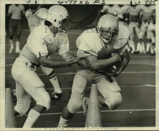 1976 Press Photo Tulane football player Marc Robert takes handoff from J Hubbard- Historic Images