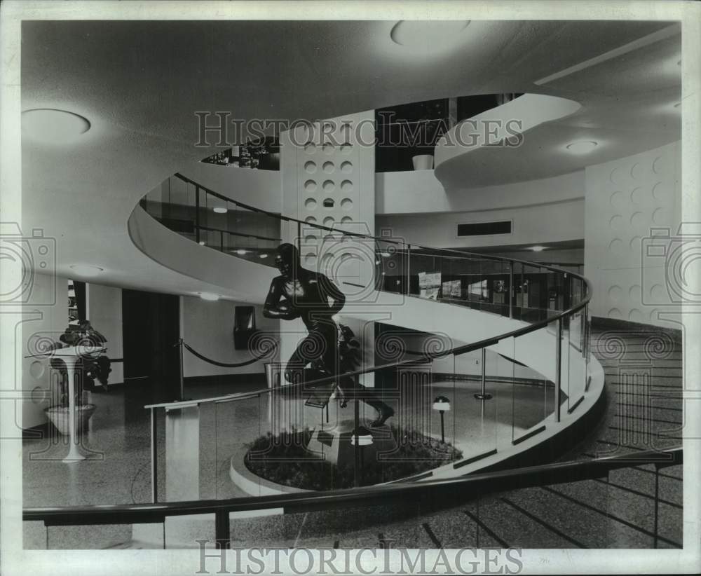 1971 Press Photo Statue of player Jim Thorpe inside Pro Football Hall of Fame- Historic Images