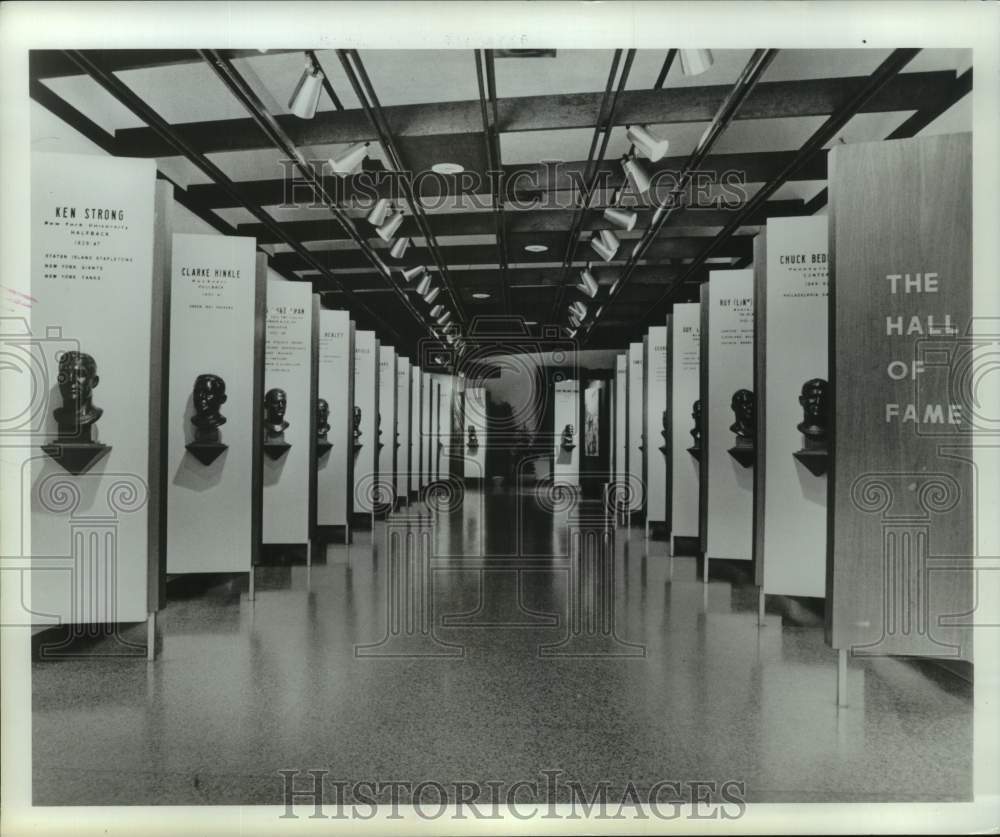 1971 Press Photo Row of player statues inside the Pro Football Hall of Fame- Historic Images