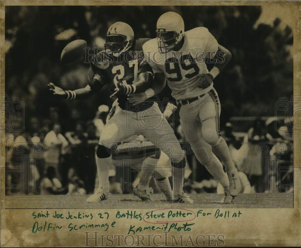 1981 Press Photo New Orleans Saints football player Joe Jenkins battles for ball- Historic Images