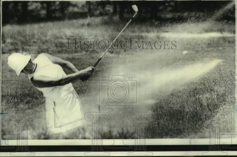 1970 Press Photo Mrs John Rathmell blast golf shot from sand bunker in NC match- Historic Images