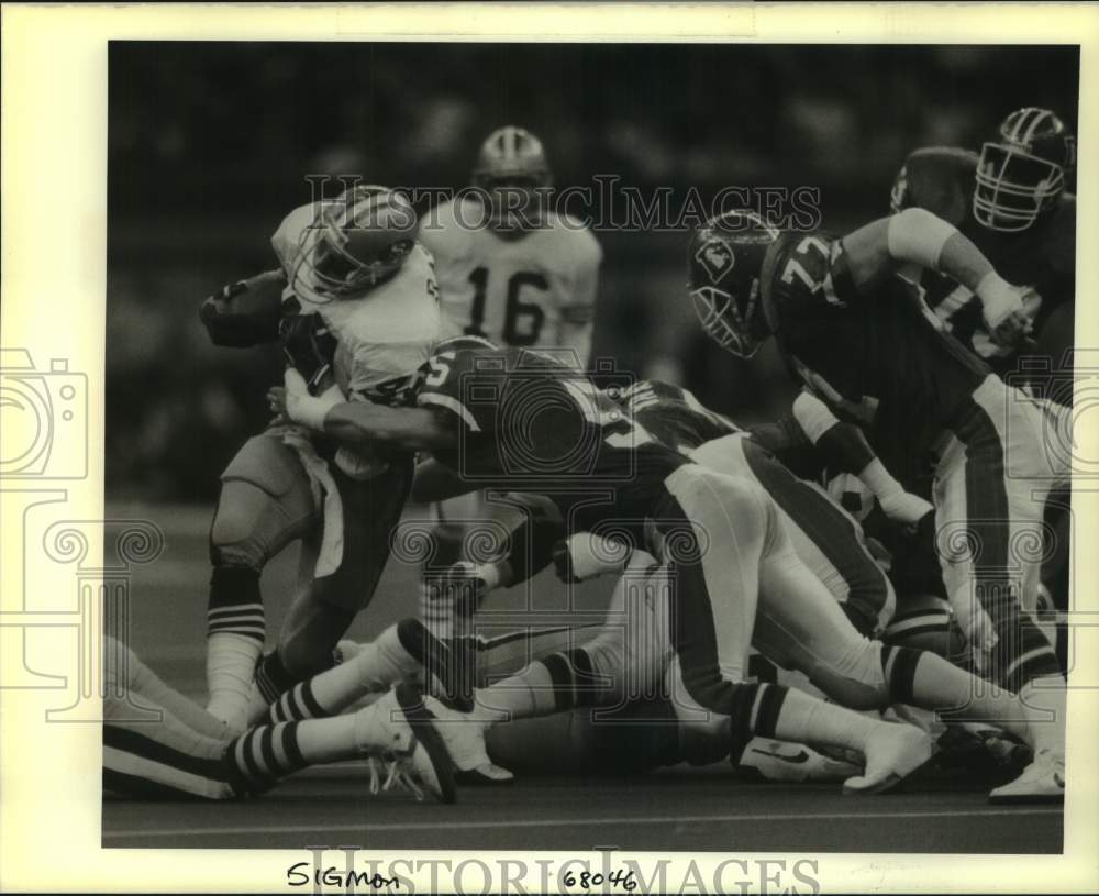 1990 Press Photo San Francisco 49ers football player Tom Rathman breaks tackle- Historic Images