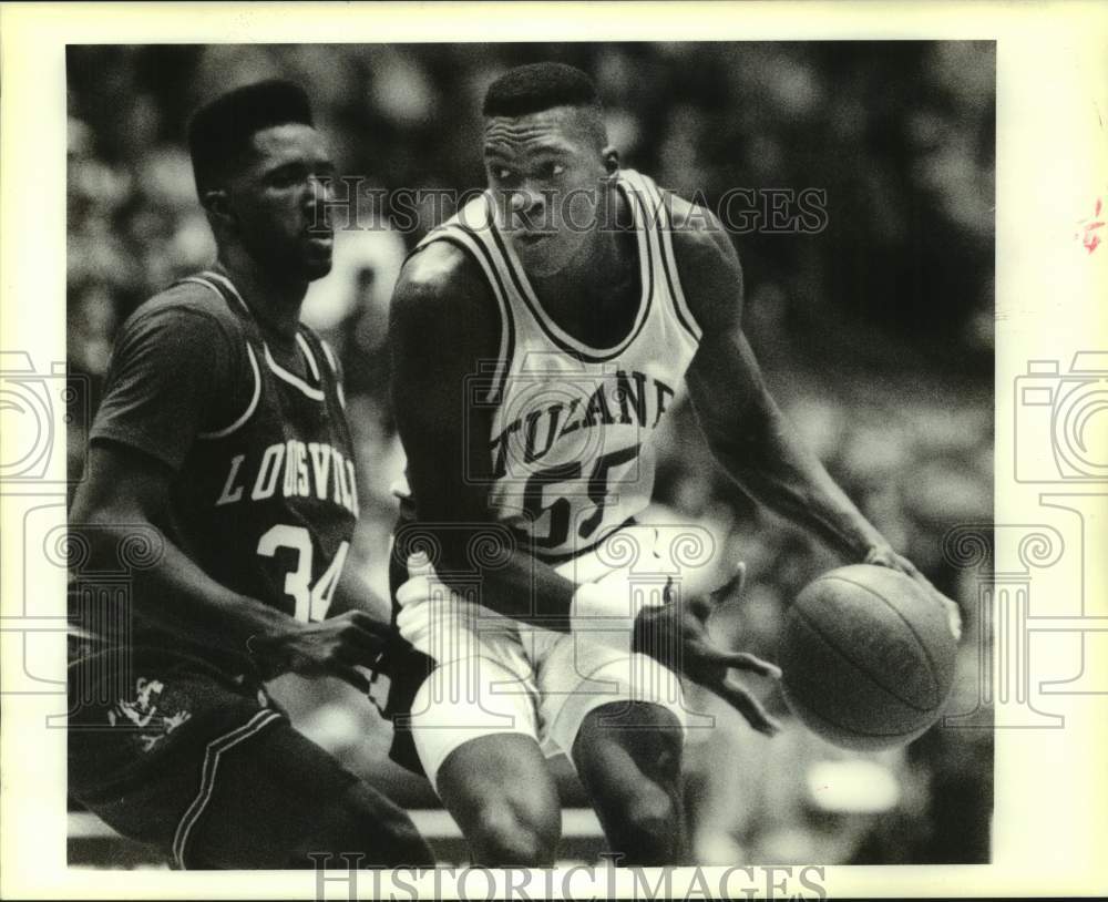 1991 Press Photo Tulane basketball player Anthony Reed battles Louisville player- Historic Images