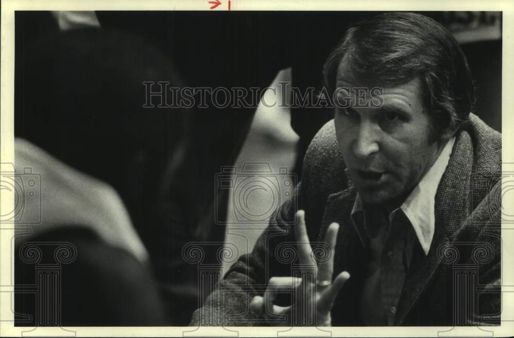 1983 Press Photo Southwestern Louisiana basketball coach Bobby Paschal talks- Historic Images