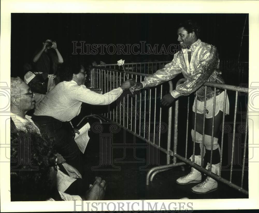 1985 Press Photo Wrestler Mark Ragin and fan Mary Henderson in the Superdome- Historic Images