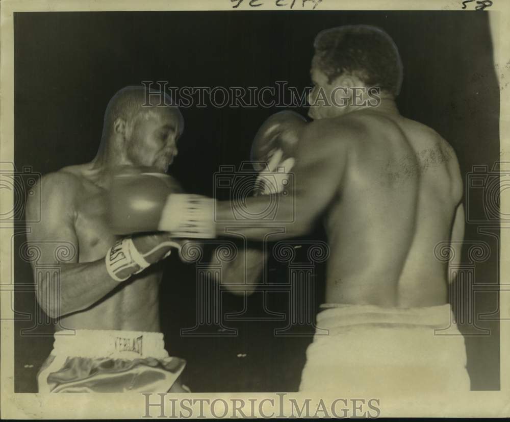 1968 Press Photo Boxers Percy Pugh and Johnny Brooks during a bout - nos29971- Historic Images