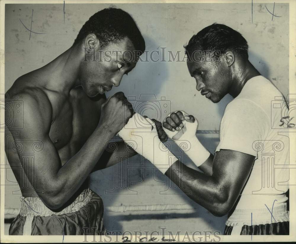 1966 Press Photo Boxer Percy Pugh and opponent - nos29976- Historic Images