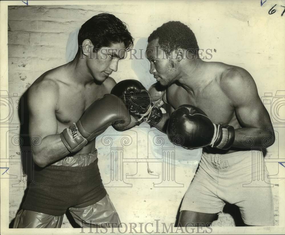 1970 Press Photo Boxers Oscar Alvarado and Percy Pugh - nos29981- Historic Images