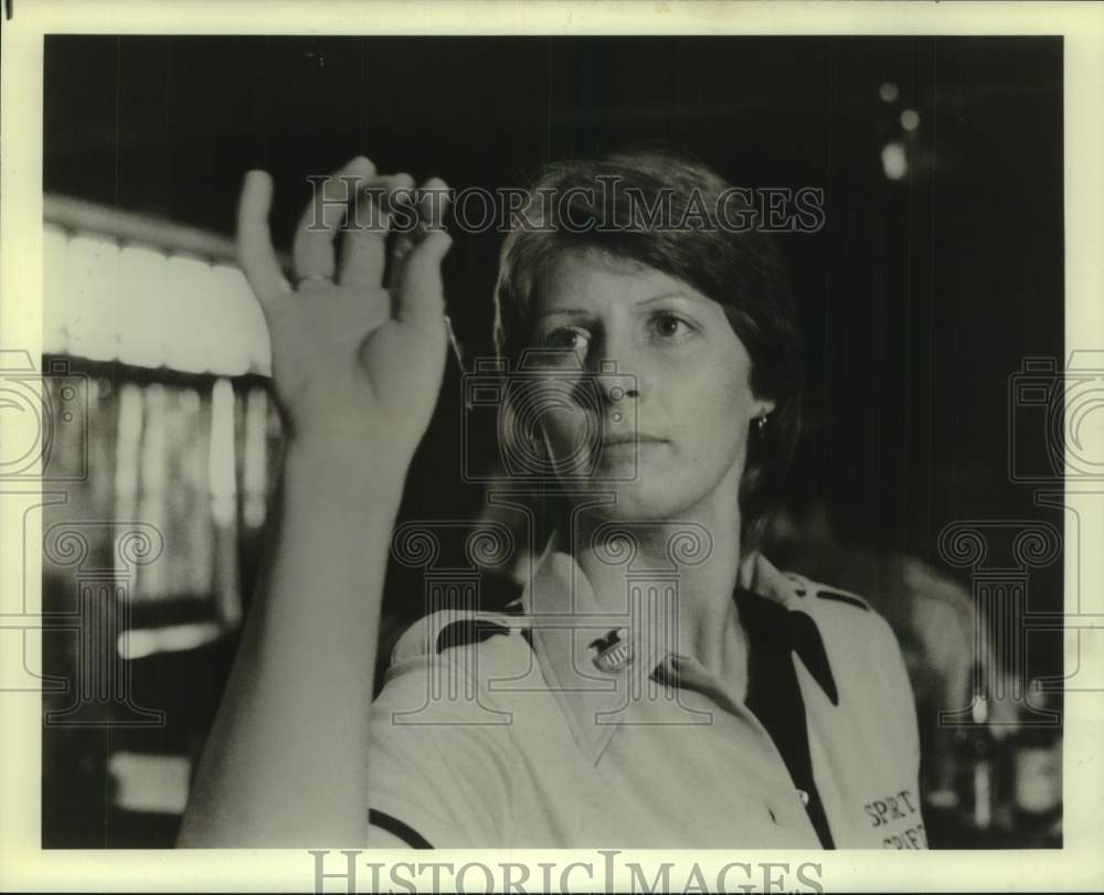 1985 Press Photo Dart thrower Sandy Reitan - nos30021- Historic Images