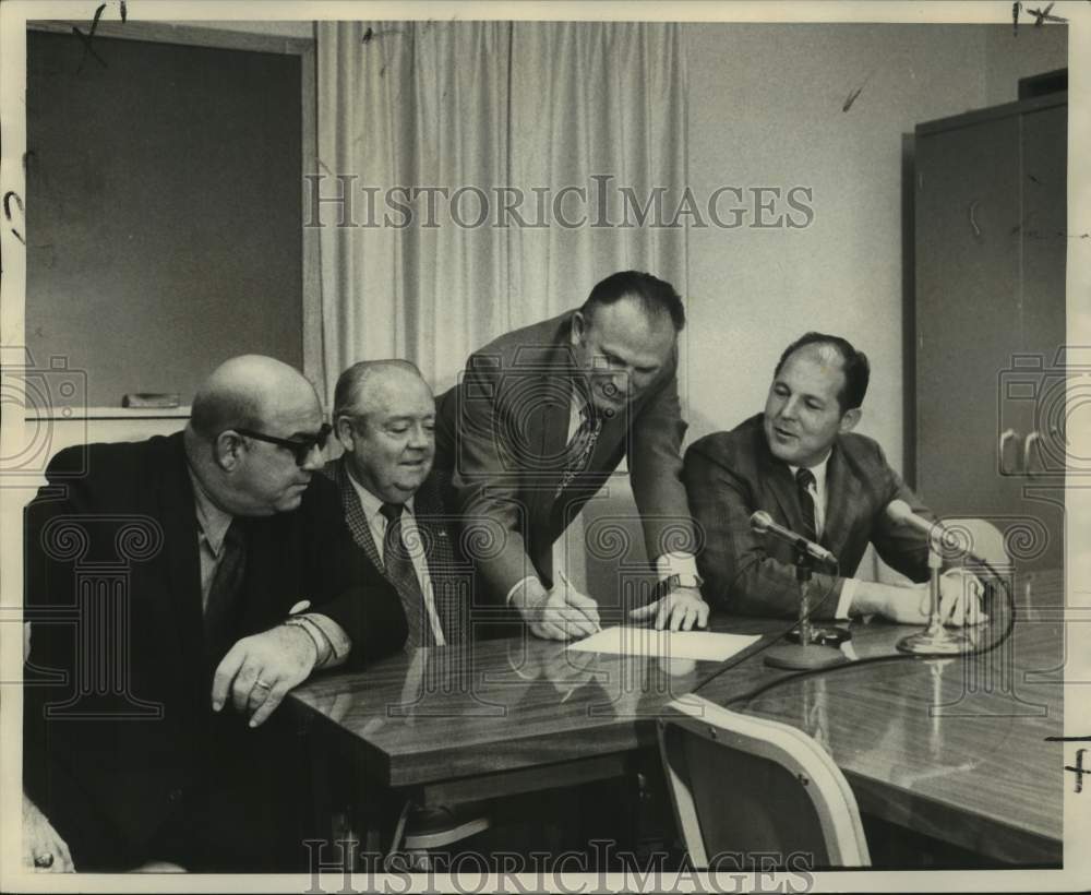 1971 Press Photo Southern Mississippi and New Orleans Saints football officials- Historic Images