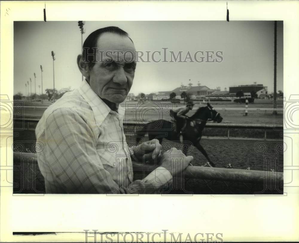 1990 Press Photo Horse Racing - Jockey Jimmy Nichols Watching at the Fairgrounds- Historic Images