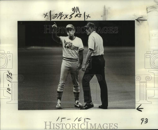 1977 Press Photo Baseball - Lance Nichols of New Orleans Pelicans with Umpire- Historic Images