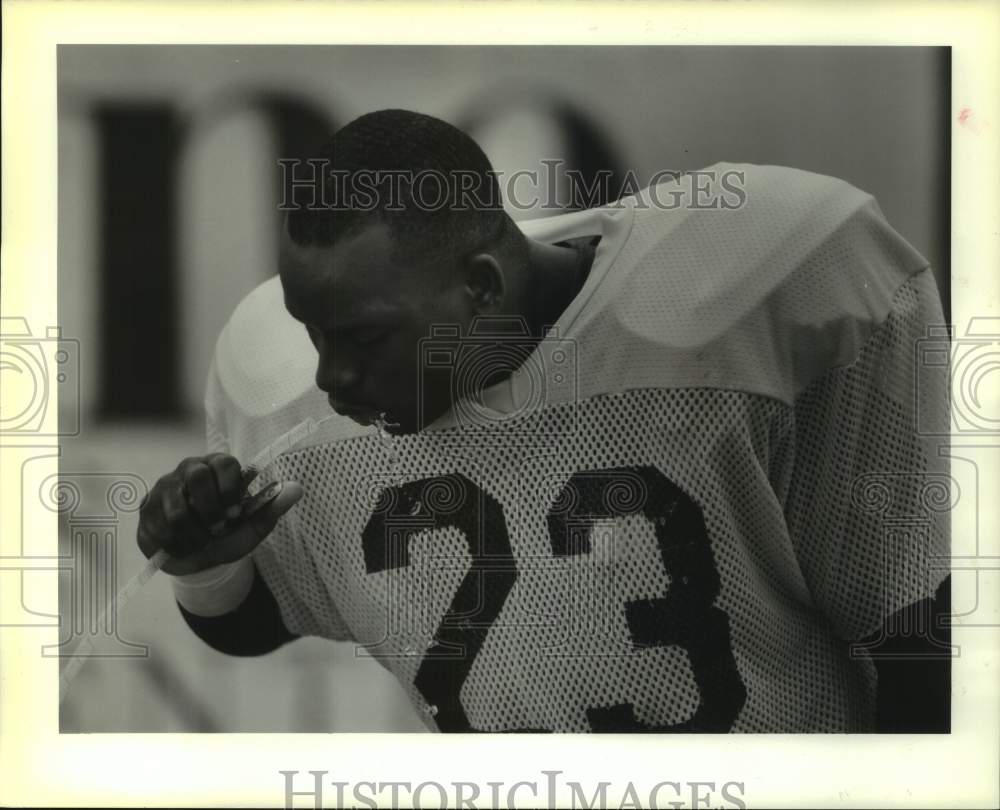 1989 Press Photo Football - Michael Pierce of Tulane Cools Off at Practice- Historic Images