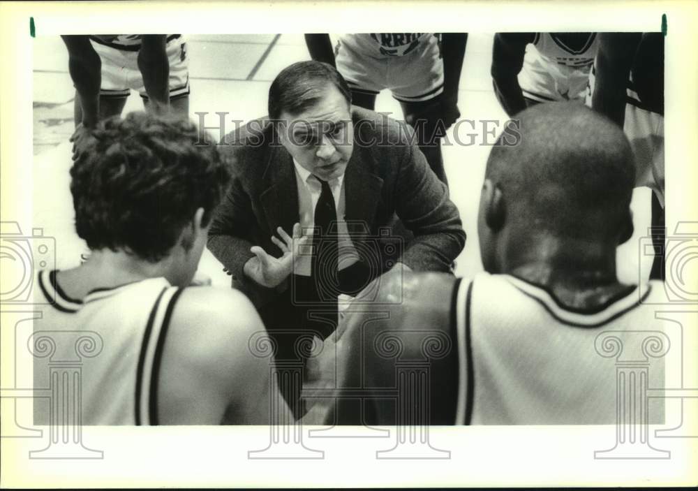1988 Press Photo Basketball - East Jefferson Coach Jim Roberts Talks to Players- Historic Images