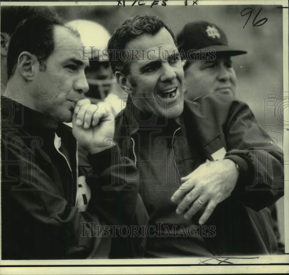 1974 Press Photo Notre Dame football coach Ara Parseghian talks to coach- Historic Images