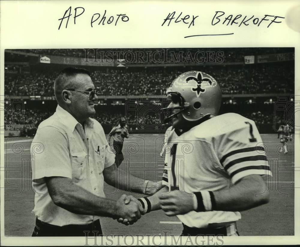 1981 Press Photo New Orleans Saints Football Coach Bum Phillips Shakes Hands- Historic Images