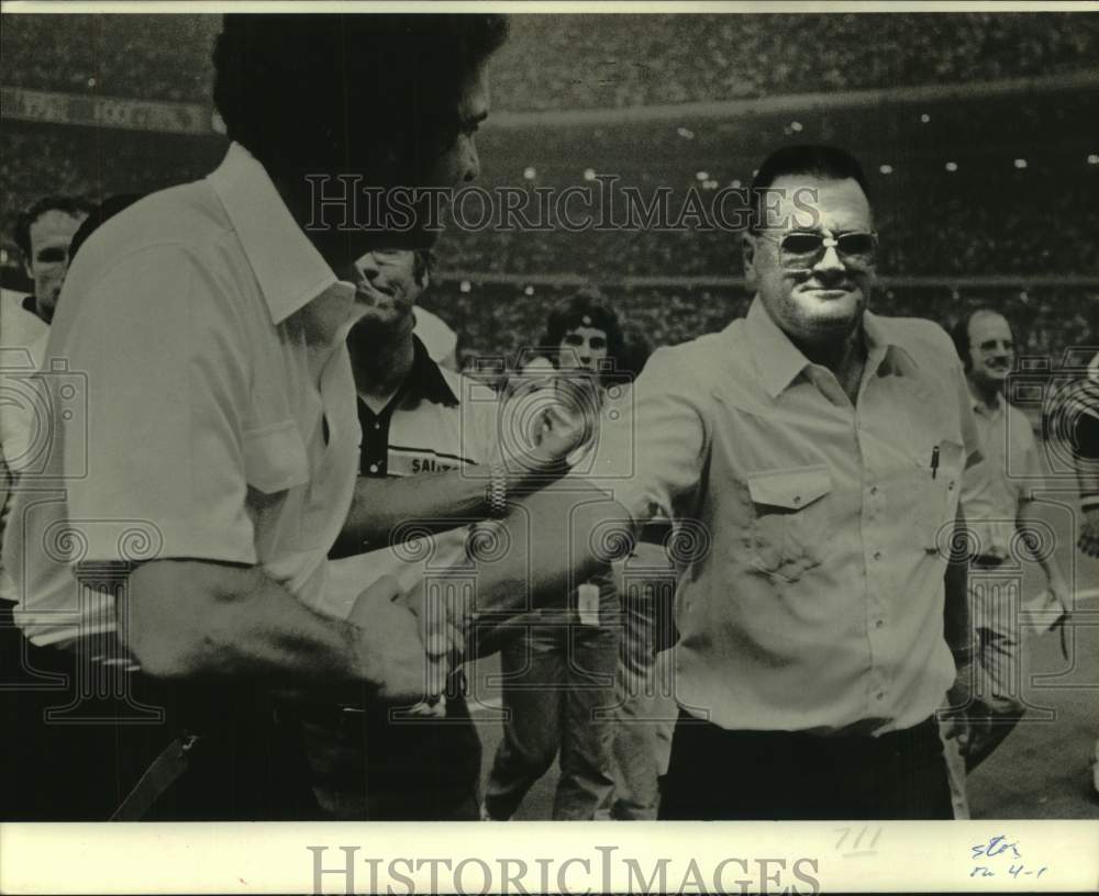 1981 Press Photo New Orleans Saints Football Bum Phillips Is Congratulated- Historic Images