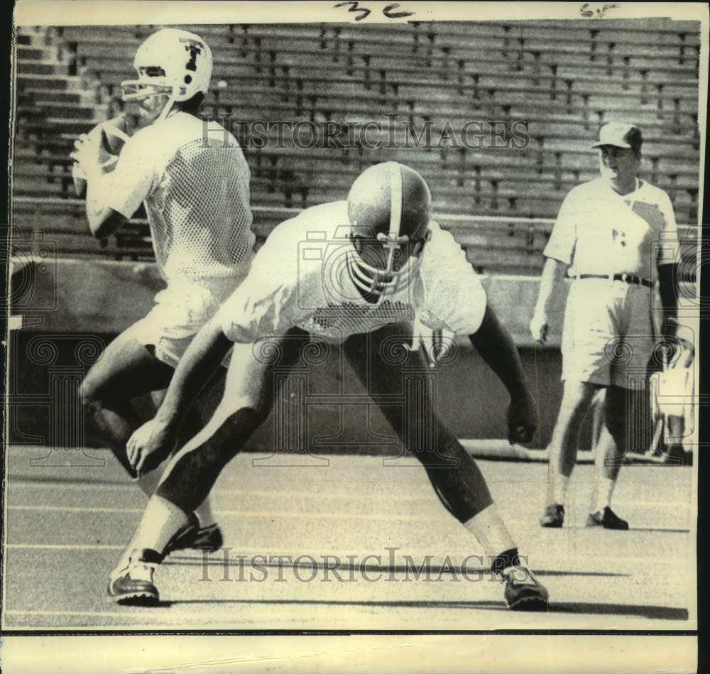 1971 Press Photo Stanford football quarterback Jim Plunkett practices in Texas- Historic Images