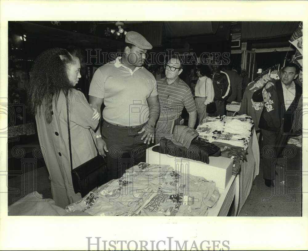 1986 Press Photo Chicago Bears football player William Perry &amp; his wife shopping- Historic Images