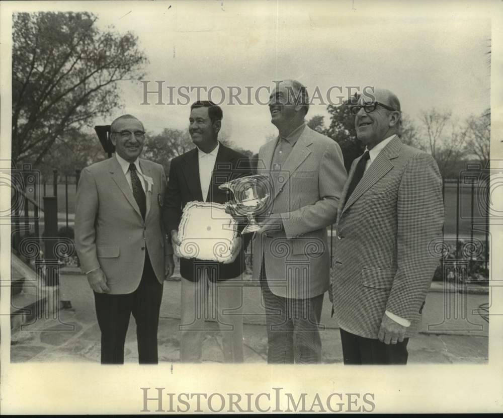 1972 Press Photo Golfer Curtis Person holds trophy at Metairie Country Club- Historic Images