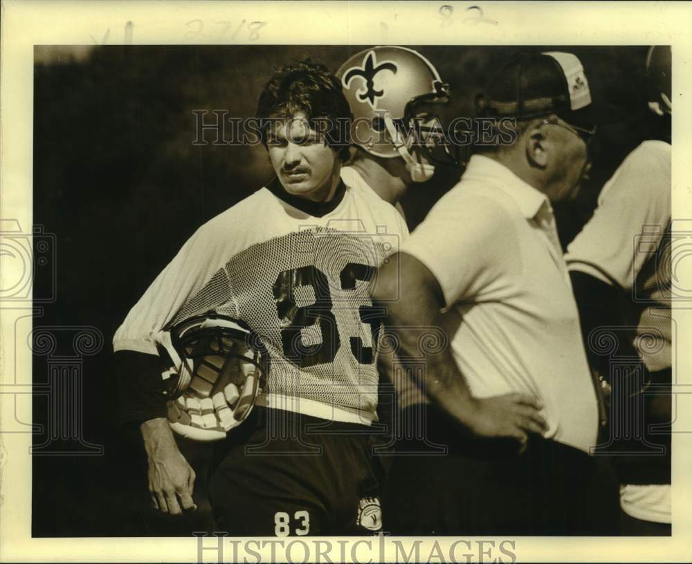 1981 Press Photo New Orleans Saints football player Tinker Owens holds helmet- Historic Images