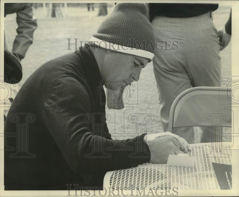 Press Photo Golf - Gary Player Reading Card - nos30171- Historic Images