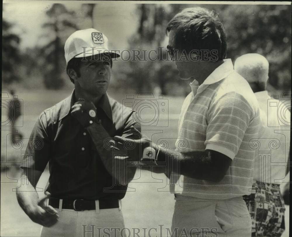 1978 Press Photo Golf - Gary Player Talking with Unidentified Man - nos30201- Historic Images